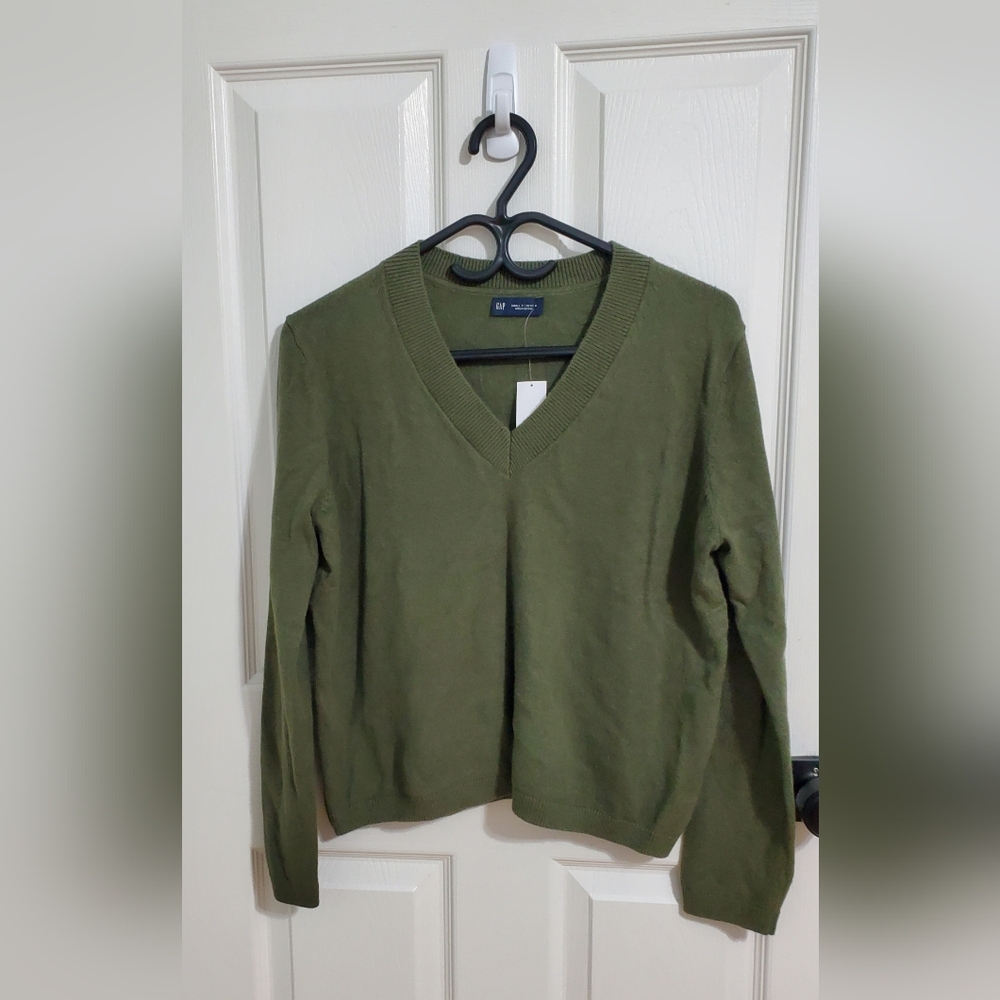 NWT - GAP Olive Petite CashSoft V-Neck Sweater